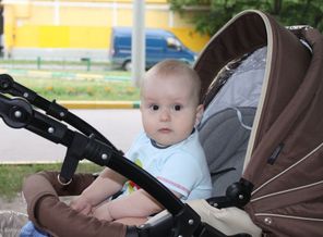 Владик с мамой на прогулке