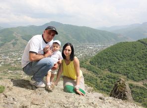 папа,мама и конечно Я-вместе дружная семья)