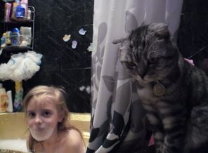 доча с котэ купается))