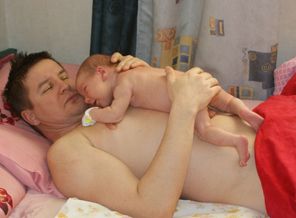 С папулей.