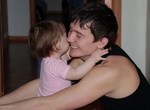Папа учит дочу обниматься. =)