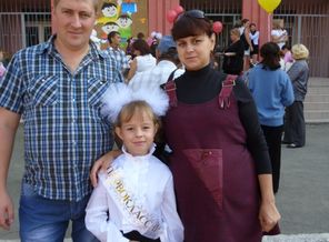 Дочка в школу пошла.