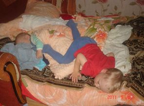 Спят усталые мальчишки))