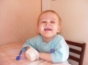 Измазался, зато сам поел:)
