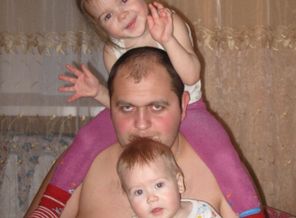 На шею залезут и ножки свесят…