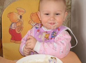 Хоть и испачкалась, зато кушаю сама!