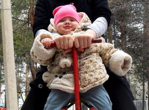 счастье-это лететь к облакам в маминых объятиях!