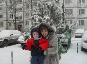 С мамочкой у ёлочки.