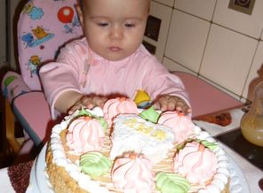 Вот сейчас попробую свой первый тортик – на первый зубик!