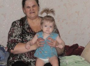 С бабушкой))
