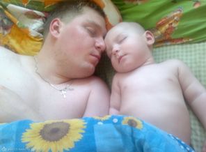 Рядом с папой самы спокойный и надежный сон...