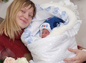 Выписка из роддома. И слёзы радости не скрыть…