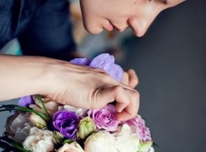 Флорист делает Букет…