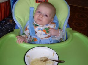 Ромашка кушает пюре