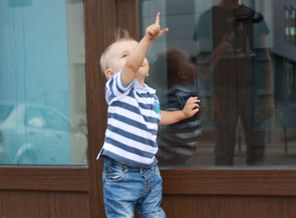 показывает что летит самолет)))