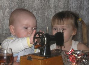 Маленький модельер и будущая модель.