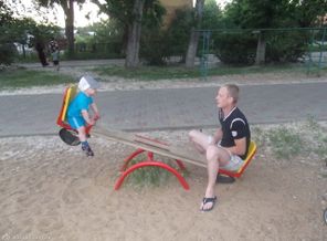 С ПАПОЙ  НА  КАЧЕЛЬКАХ  )))