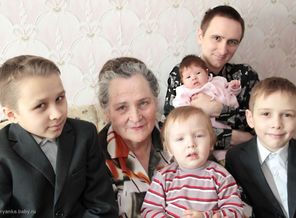 Бабуля с внуками.