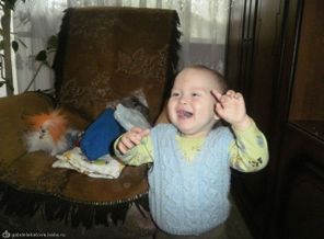 впервые увидел мыльные пузыри, восторгу нет предела ))