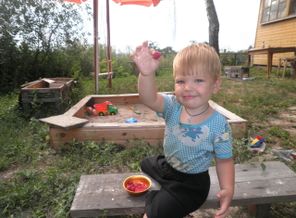 Мам, смотри каких я ягодок собрал)))