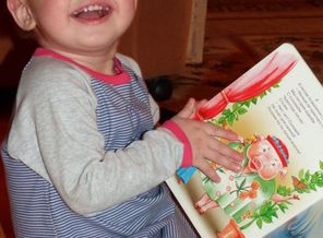 Кирюша читает книгу