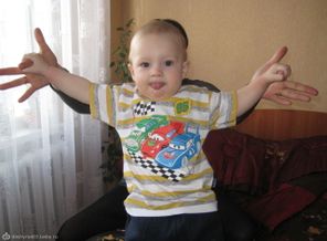 я за широкой спиной своего сына)))
