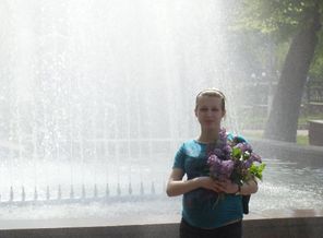 у фонтана