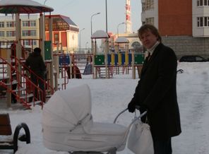 Наш папа на прогулке