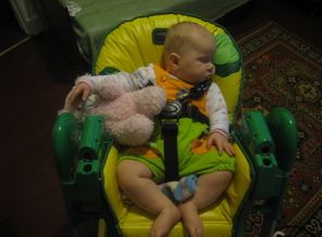 спит в стульчике